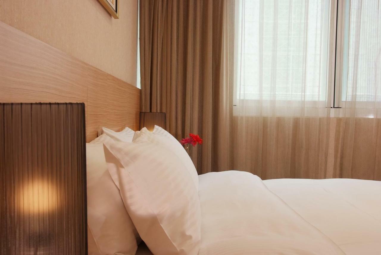 The Metro Hotel Taichung Bagian luar foto