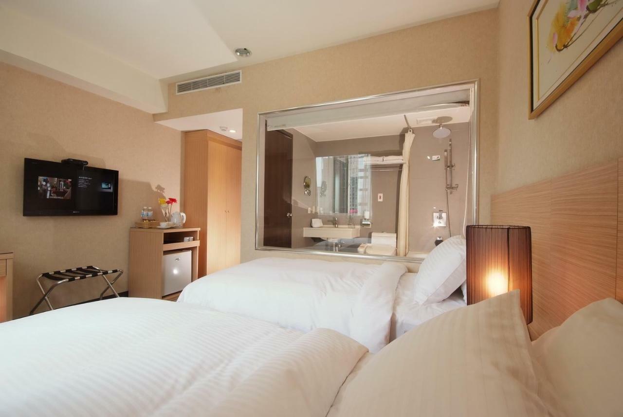 The Metro Hotel Taichung Bagian luar foto