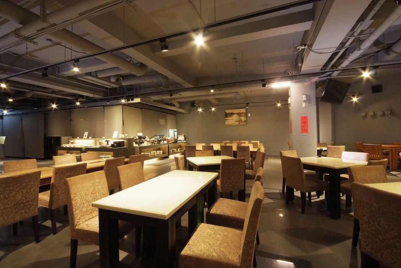 The Metro Hotel Taichung Bagian luar foto
