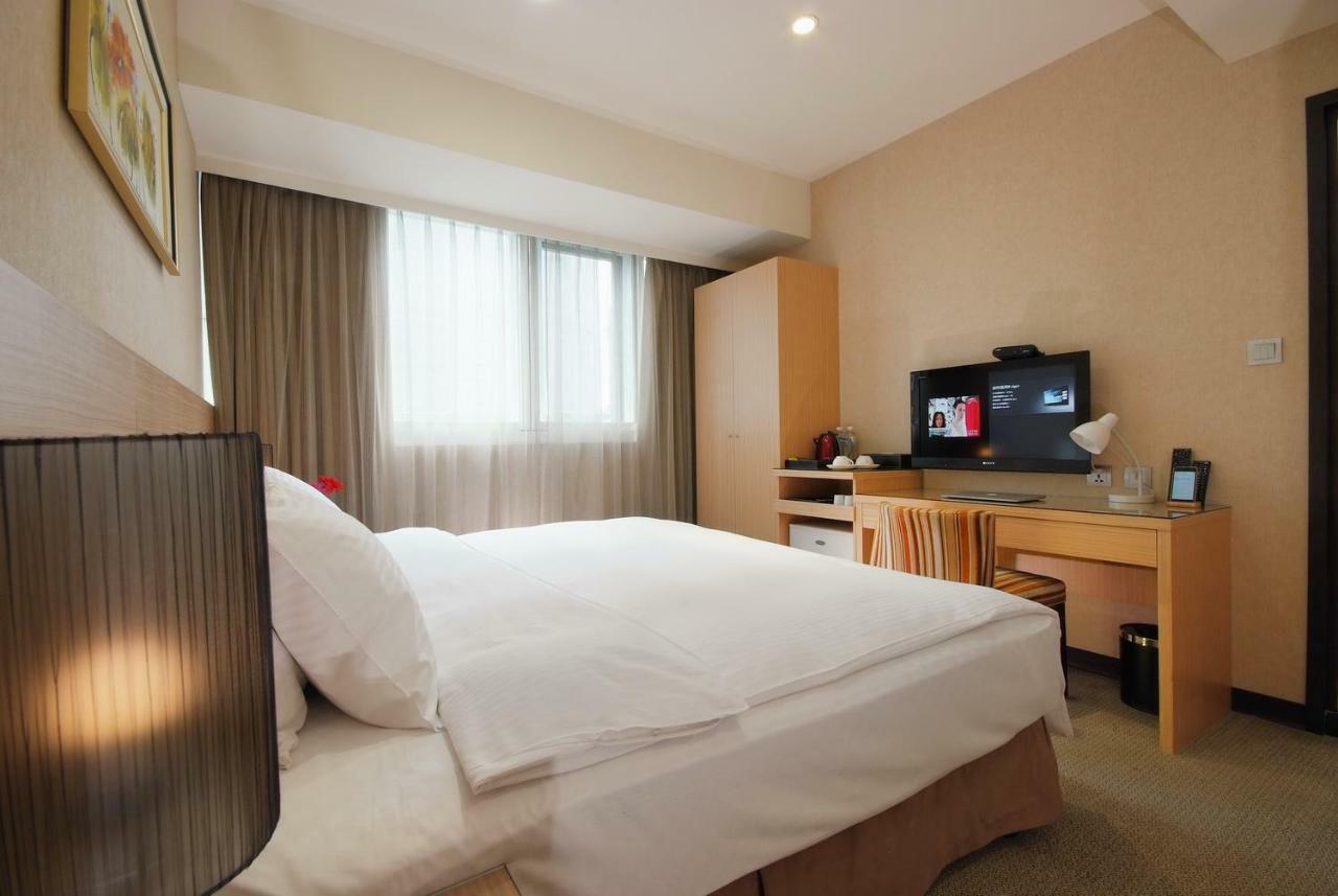 The Metro Hotel Taichung Bagian luar foto