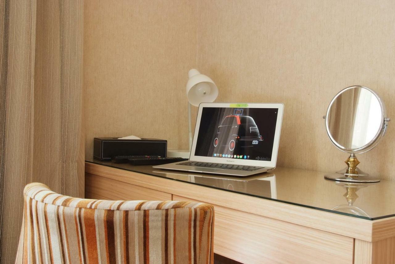 The Metro Hotel Taichung Bagian luar foto