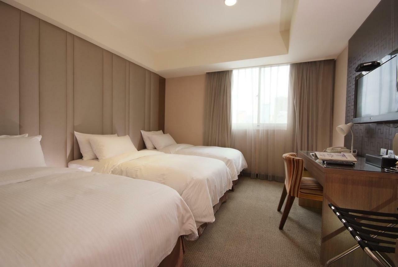 The Metro Hotel Taichung Bagian luar foto