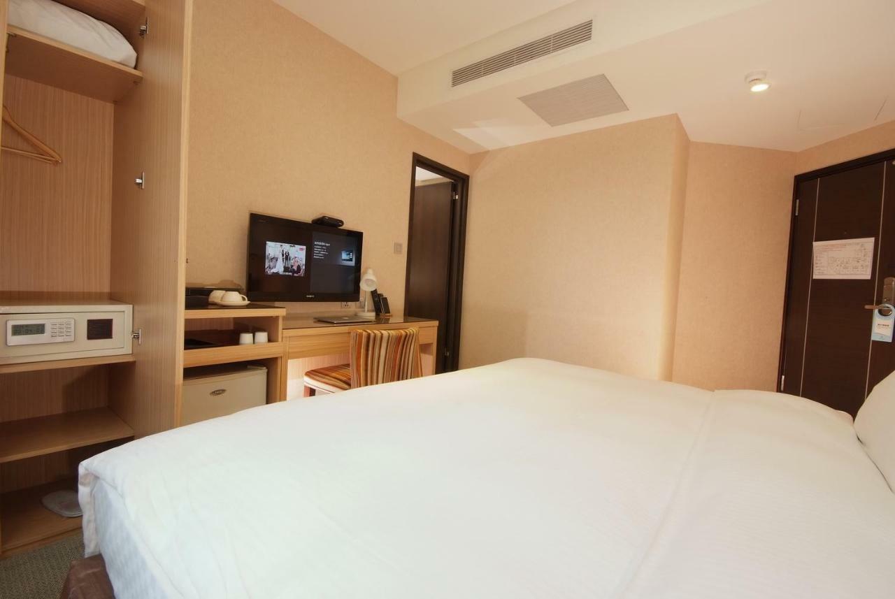 The Metro Hotel Taichung Bagian luar foto