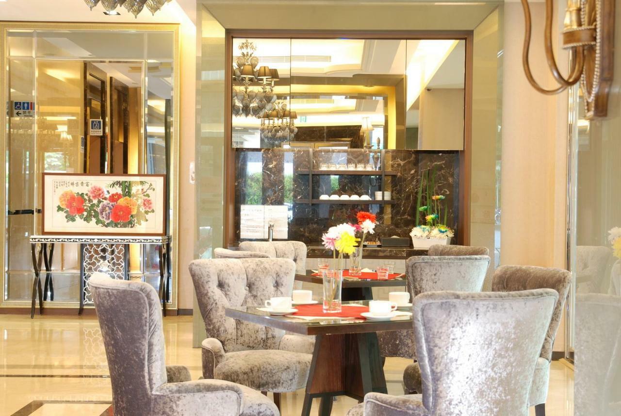 The Metro Hotel Taichung Bagian luar foto