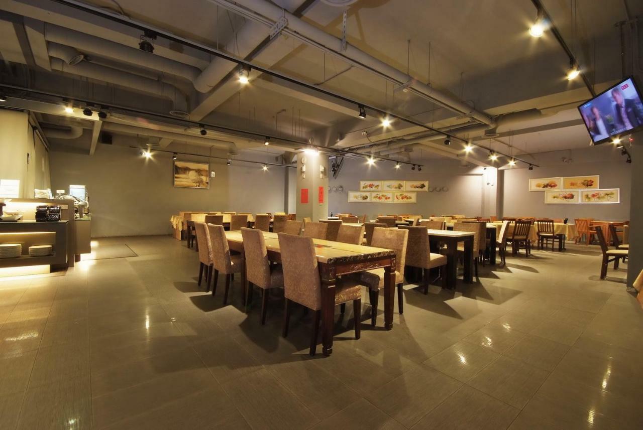 The Metro Hotel Taichung Bagian luar foto