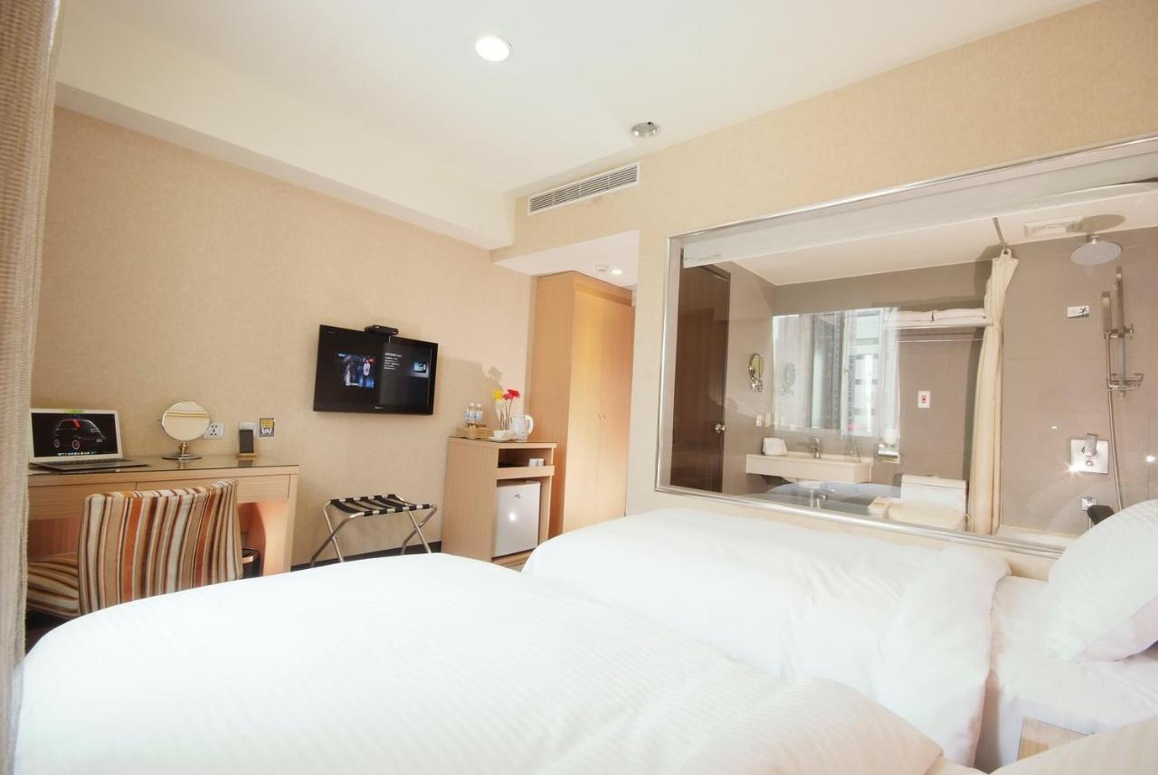 The Metro Hotel Taichung Bagian luar foto