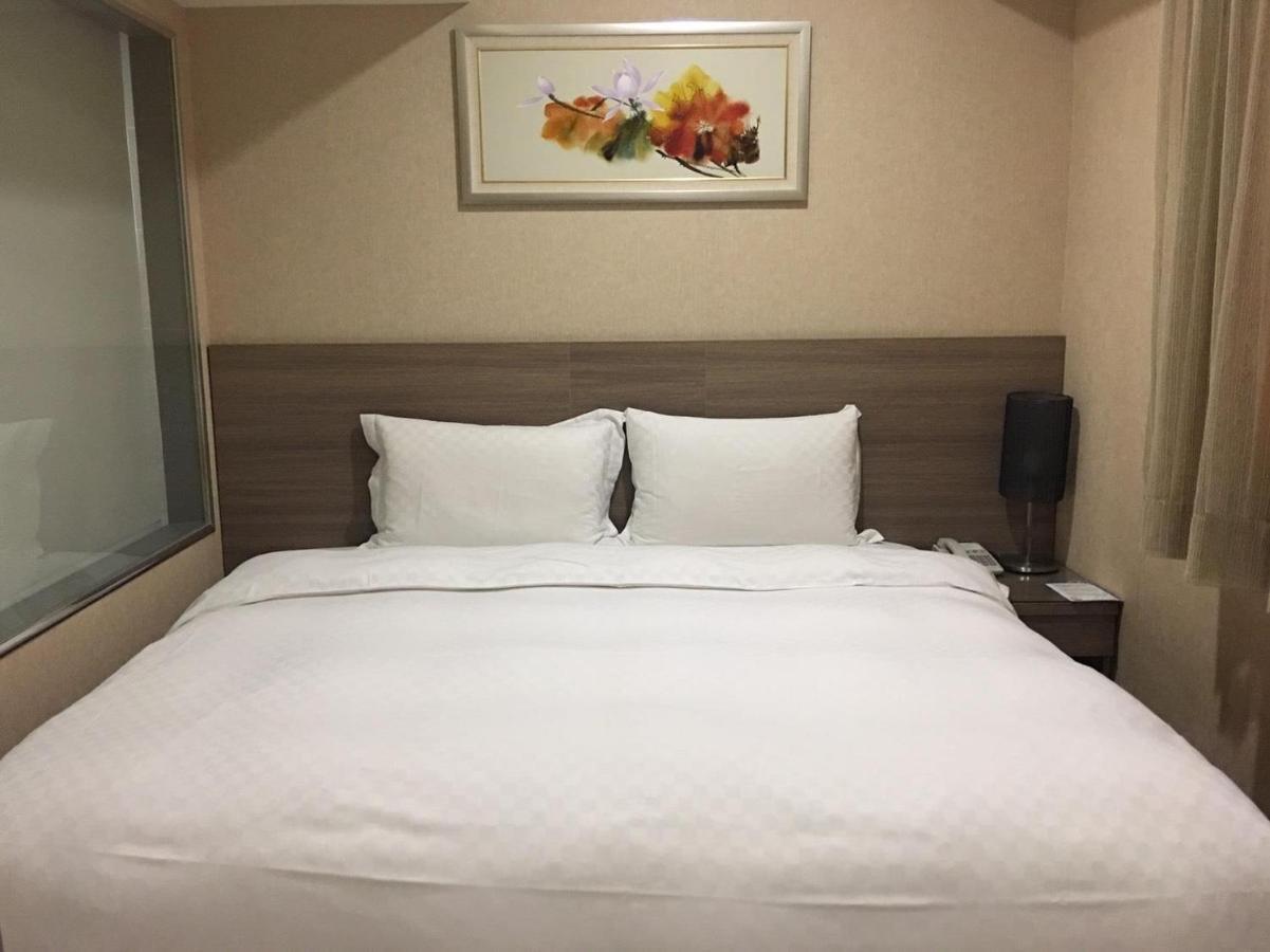 The Metro Hotel Taichung Bagian luar foto